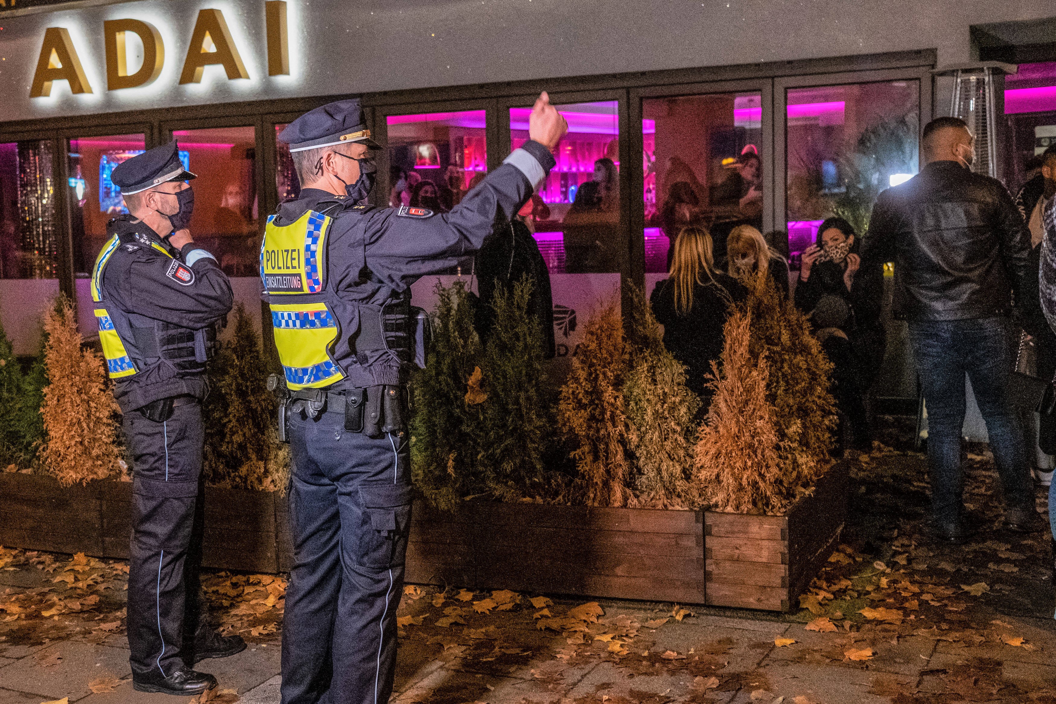 Killerkommando kam in schusssicheren Westen! - Polizei ermittelt nach Mord in Shisha-Bar!