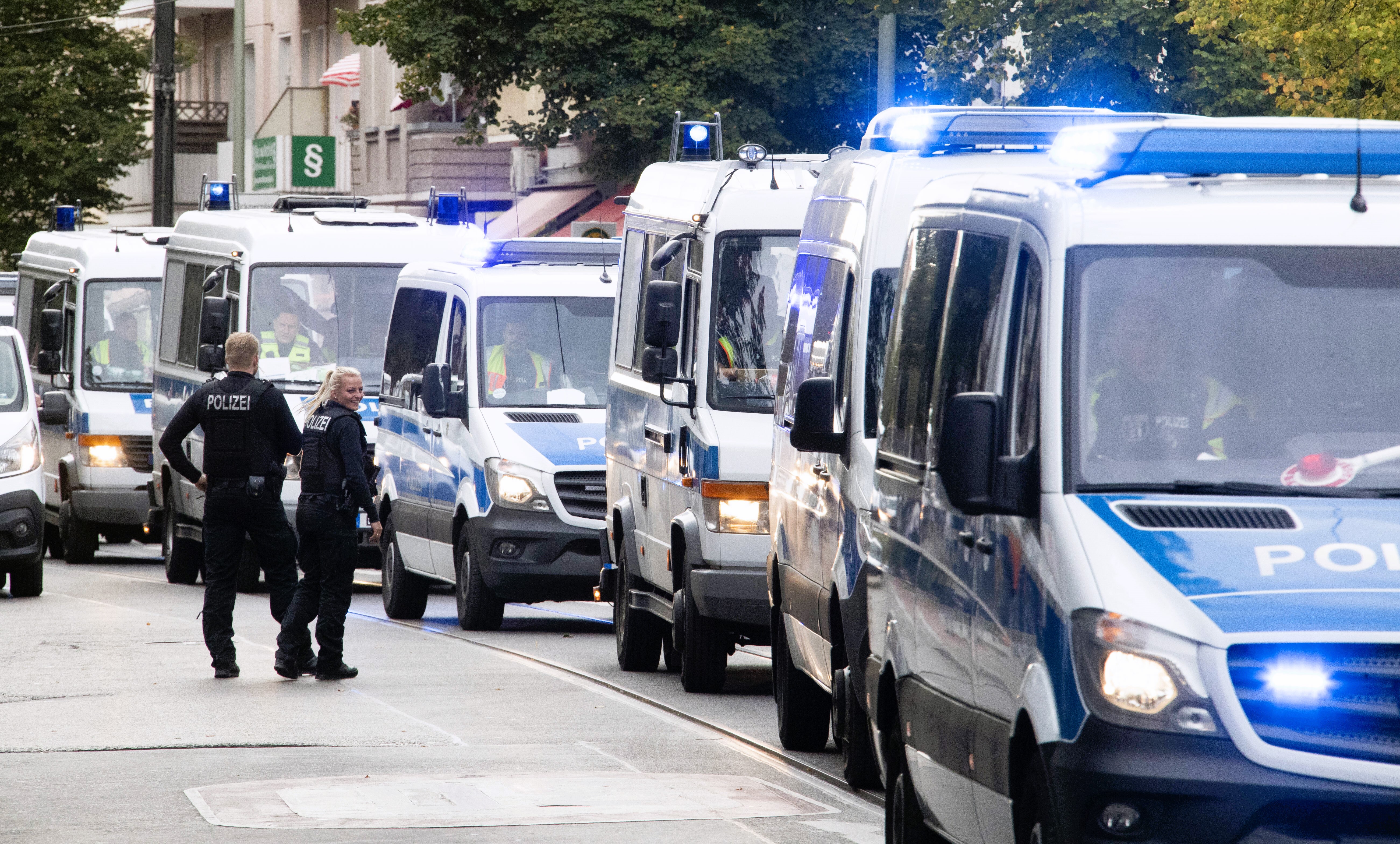 Reichsbürger wollte Polizisten mit Flammenwerfer töten - Beamte nehmen durchgeknallten Reichsbürger fest!