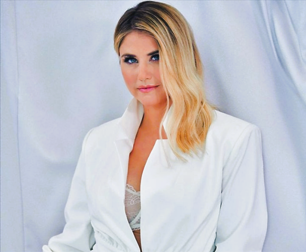 [Video] Heißer Auftritt von Beatrice Egli –  hier zeigt Sie fast zu viel!