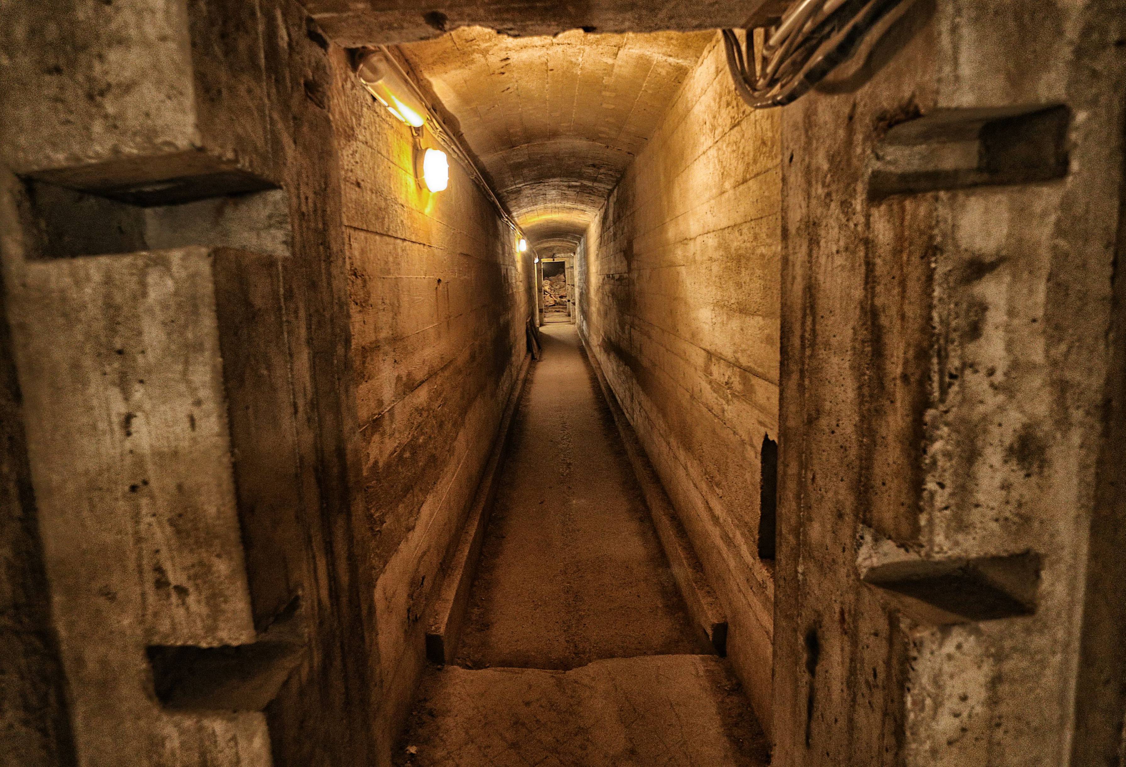 Grubenunglück! Minenarbeiter stürzen mit Fahrzeug in 25 Meter tiefes Grubenloch!