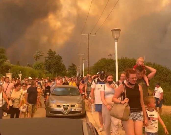 Panik auf Rhodos! Waldbrände erreichen Hotels - Menschen fliehen zu den Booten! 20.000 Deutsche vor Ort