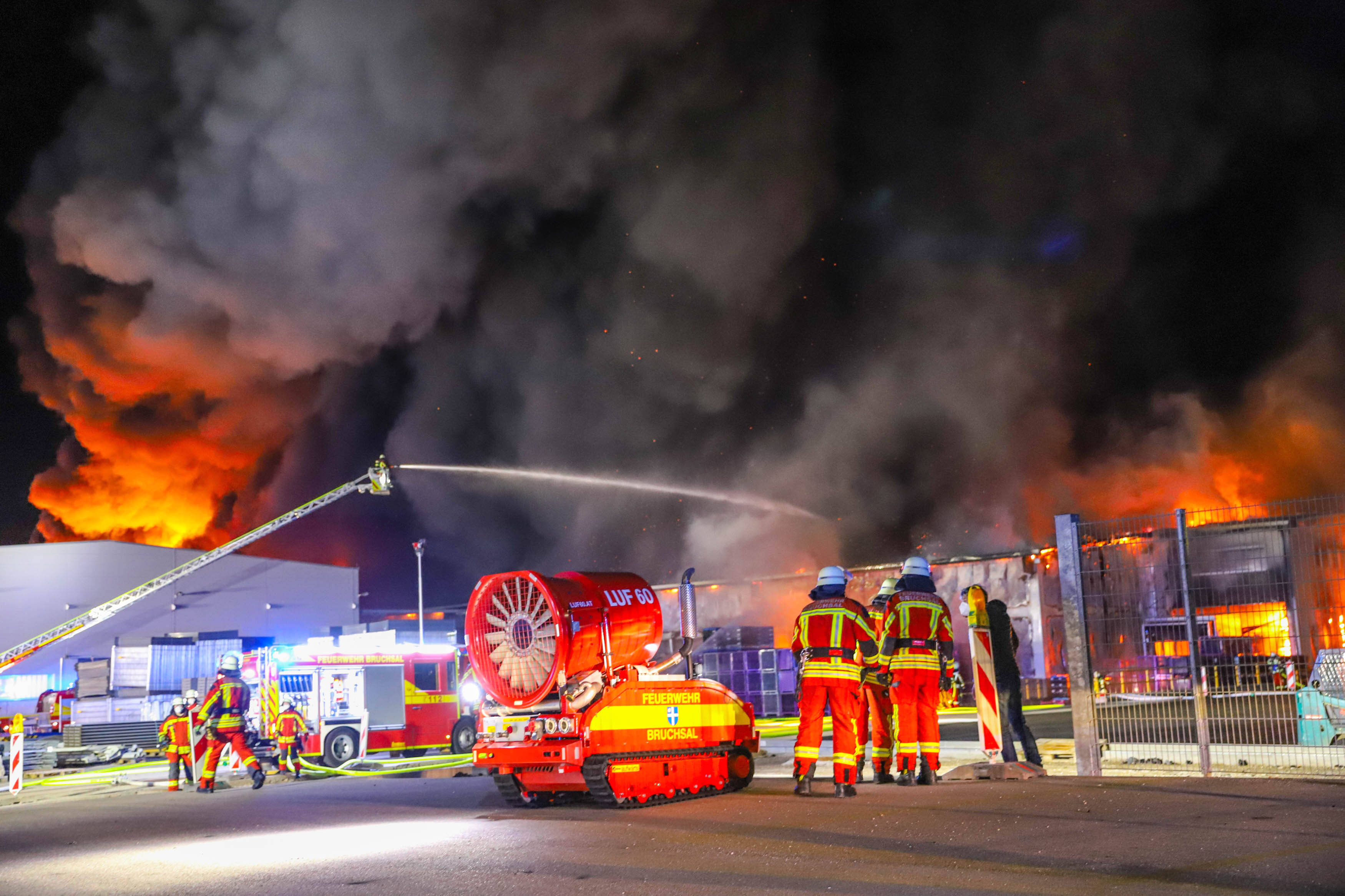 Giftwolke über NRW! Chemiefabrik explodiert! Feuerwehr warnt die Bevölkerung vor giftige Gasen! Rettungskräfte verletzt!