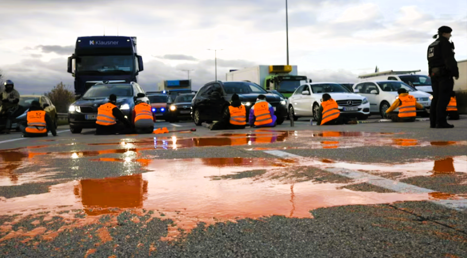 Vollsperrung und Chaos! Klima-Chaoten betonieren sich auf Autobahn fest!