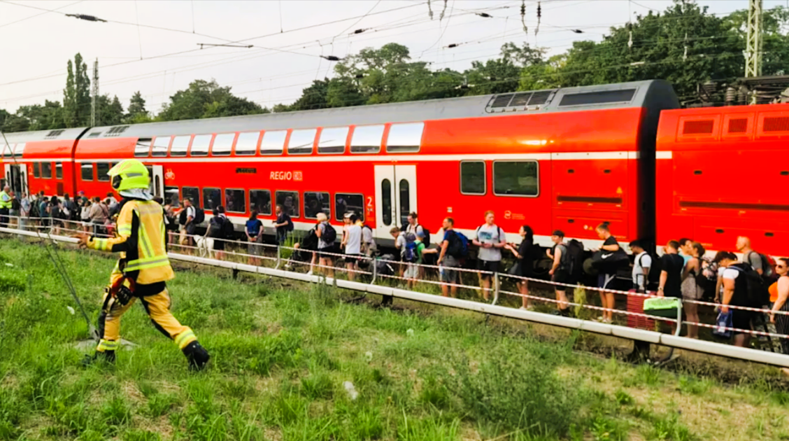 Reizgas-Angriff in Regionalbahn! Gesamter Zug musste evakuiert werden