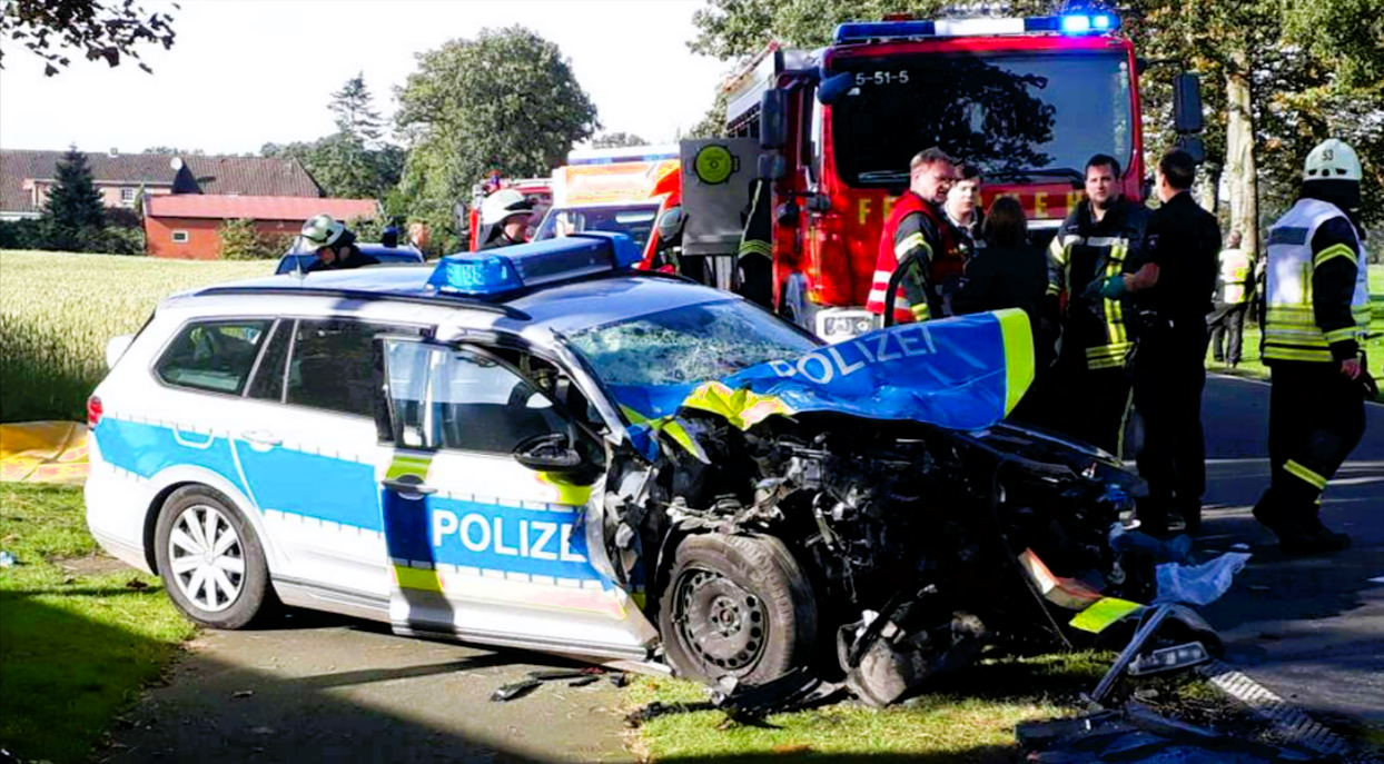 Polizeiwagen verunglückt im Einsatz! Zwei Polizisten schwer verletzt