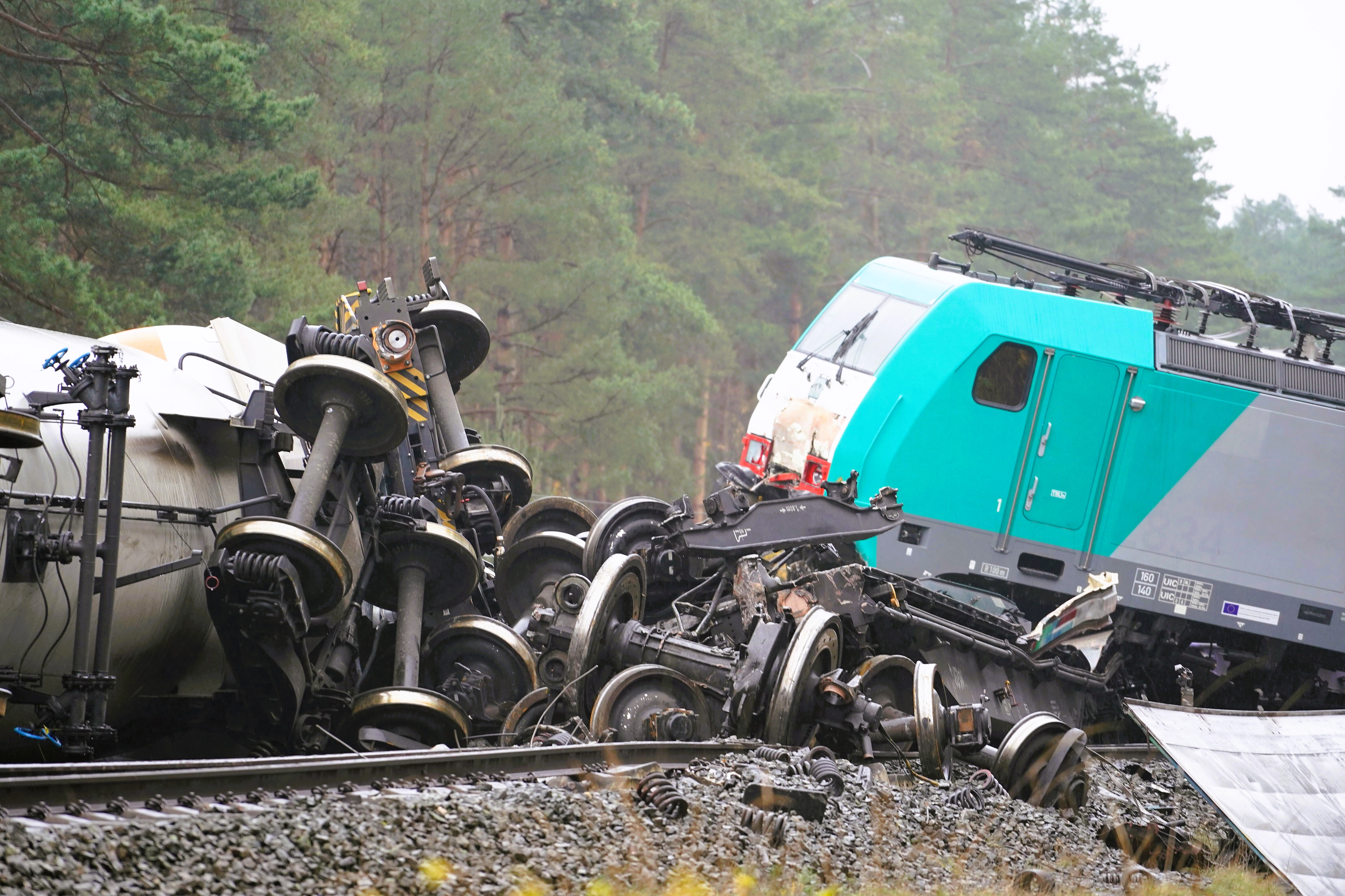 Zugunglück! Lok mit Gefahrentransport entgleist - Mit gefährlichem Gas beladene Güterwaggons verunglückt!