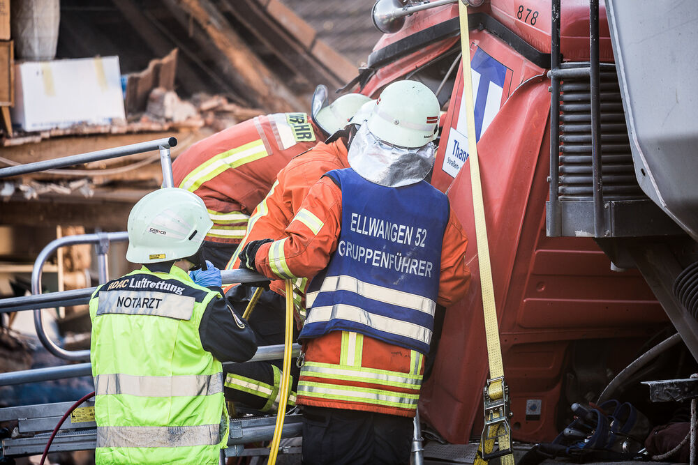 Bahnunglück! Mann von Zug erfasst - wurde er gestoßen? Polizei fahndet nach 3 Jugendlichen