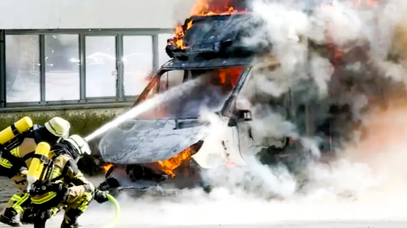 Junge und Mädchen sterben in E-Auto! Wagen rast gegen Baum und verbrennt