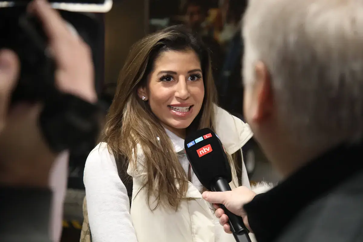 Eva Benetatou zeigt neuen Lover am Strand – Fans entlarven KI-Foto