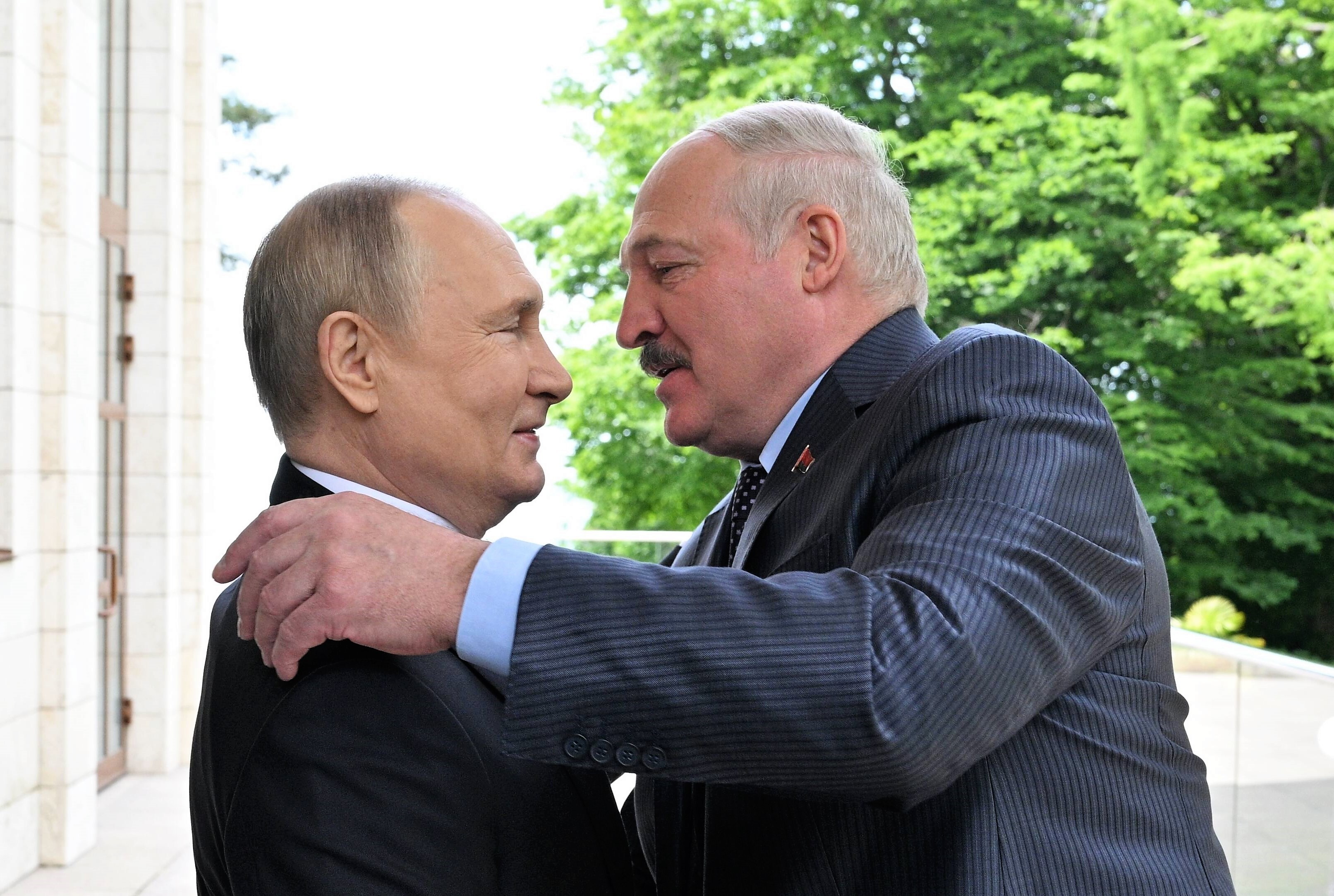 Neue Gefahr aus Belarus? Lukaschenkos zieht Truppen zusammen – Was bedeuten die roten Quadrate?