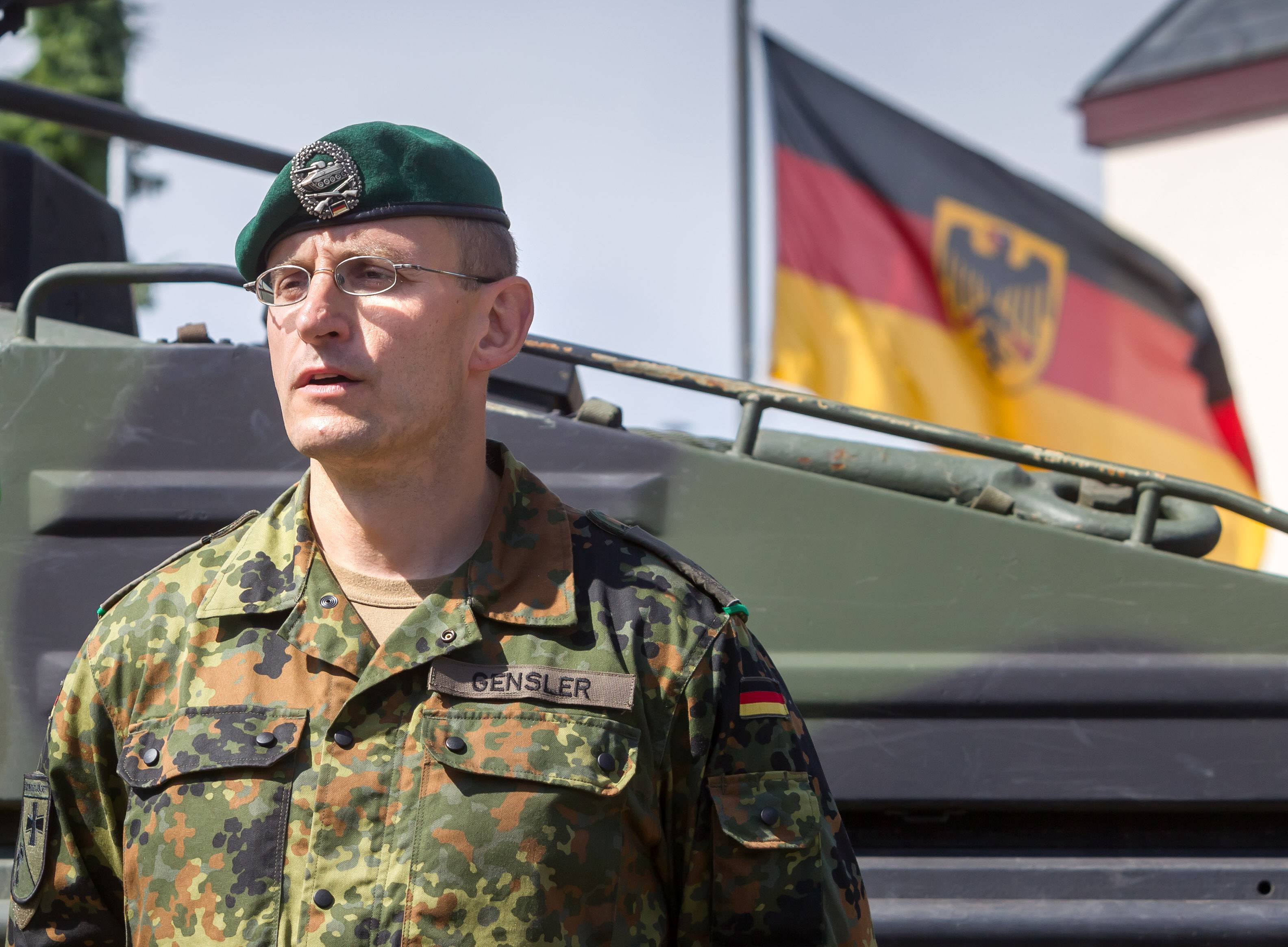 Angriff auf deutsche Soldaten! Mann stürmt in Kaserne und bedroht Soldaten vor Ort!