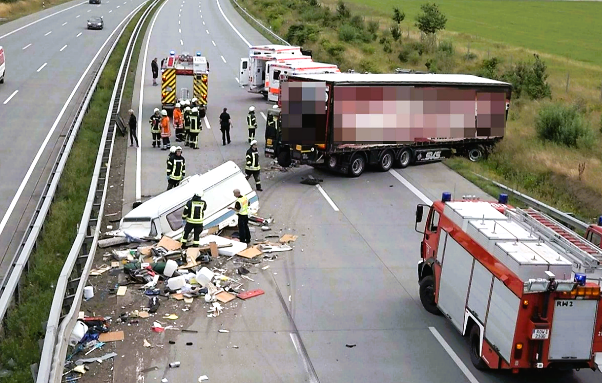 Vollsperrung! Schwerer Unfall - LKW rast in Wohnmobil und dieses kippt auf weitere Fahrzeuge