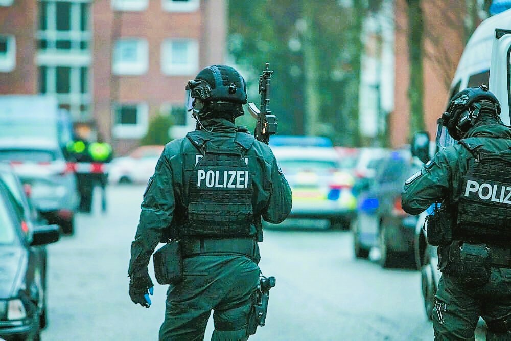 Verhaftung mit SEK-Kommando! Panzerfahrzeug kommt zum Einsatz -18-jähriger Mann festgenommen