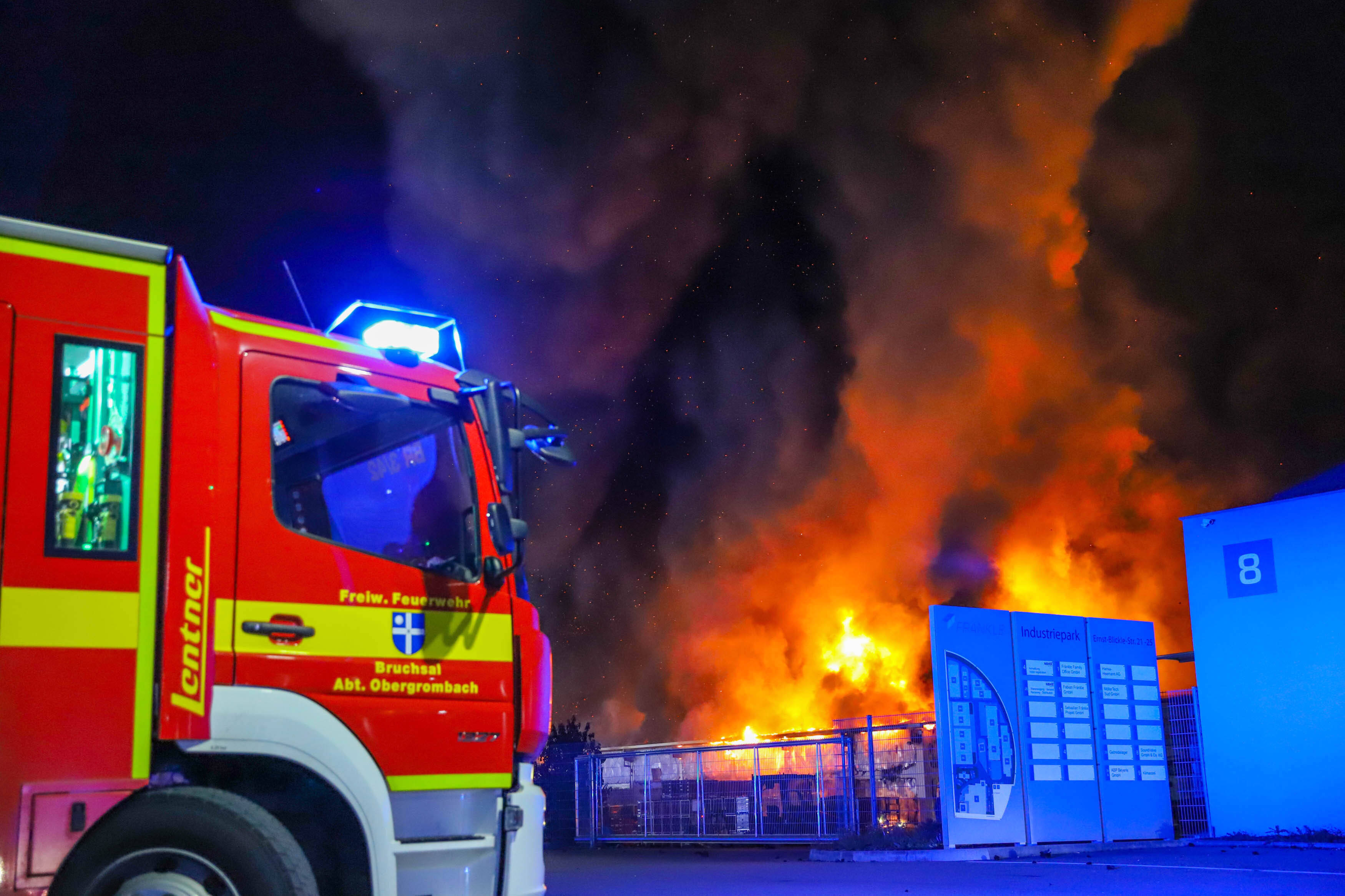 Mehrfamilienhaus brennt! Feuerinferno in Hamburger - Frau stirbt in den Flammen!