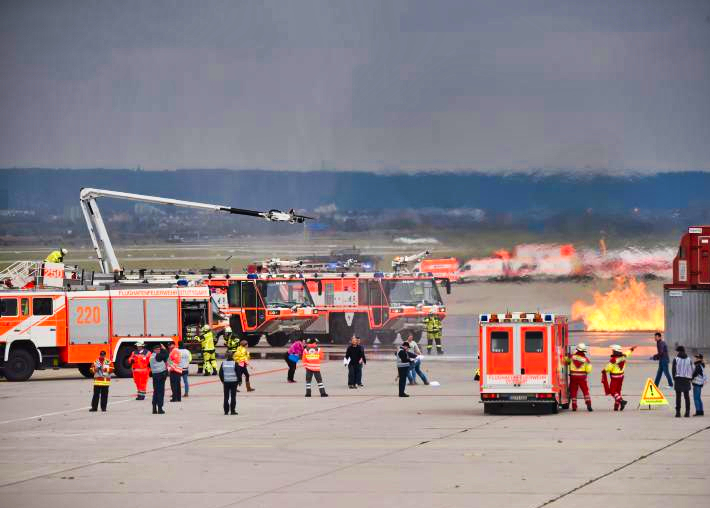 Flugzeug stürzt in Hangar! Flugzeug-Absturz - Fünf Personen getötet, 8 Verletzt - was ist geschehen?