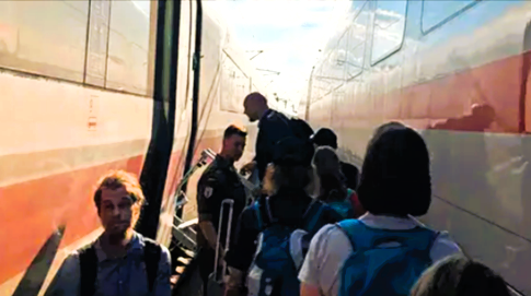 Feuerwehr-Einsatz am ICE! Bahn-Chaos! ICE  bleibt liegen - Passagiere mussten stundenlang warten