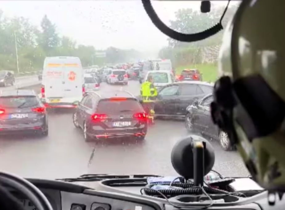 Riesen Stau und Vollsperrung auf der Autobahn nach Mega-Crash! 5 Menschen verletzt