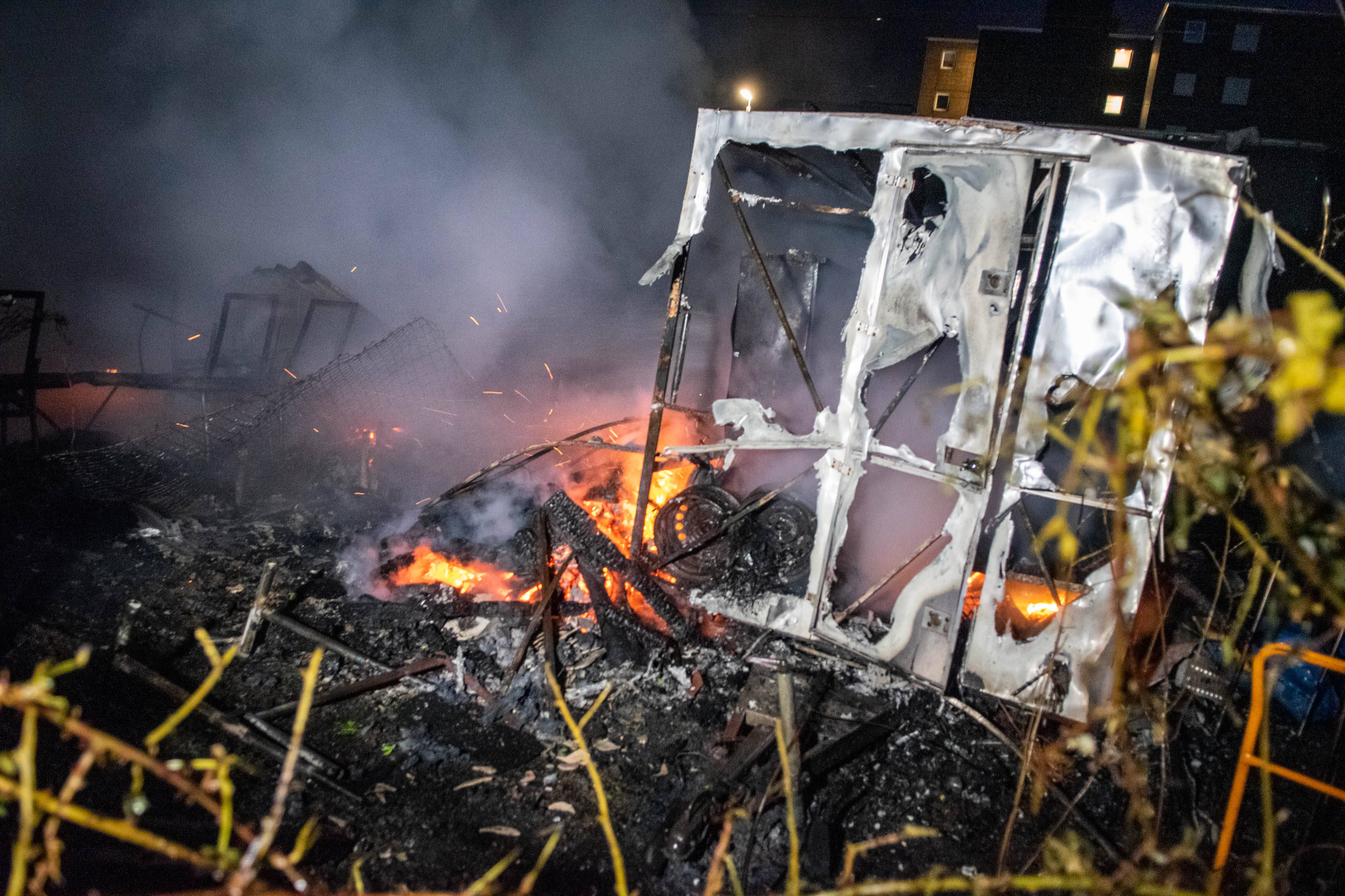 Schweres Zugunglück! Polizeiwagen an Bahnübergang von einem Zug erfasst - Beamtin schwer verletzt!