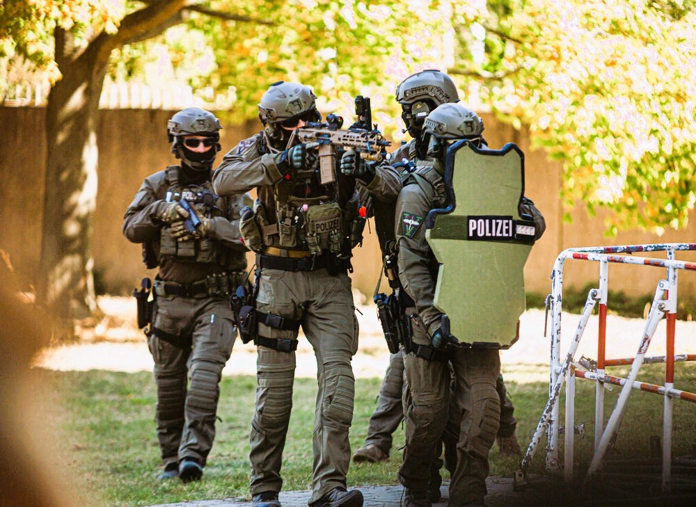 SEK-Einsatz! Bundeswehr Soldat will sein Haus anzünden! Zwangsräumung im Schwarzwald eskaliert!