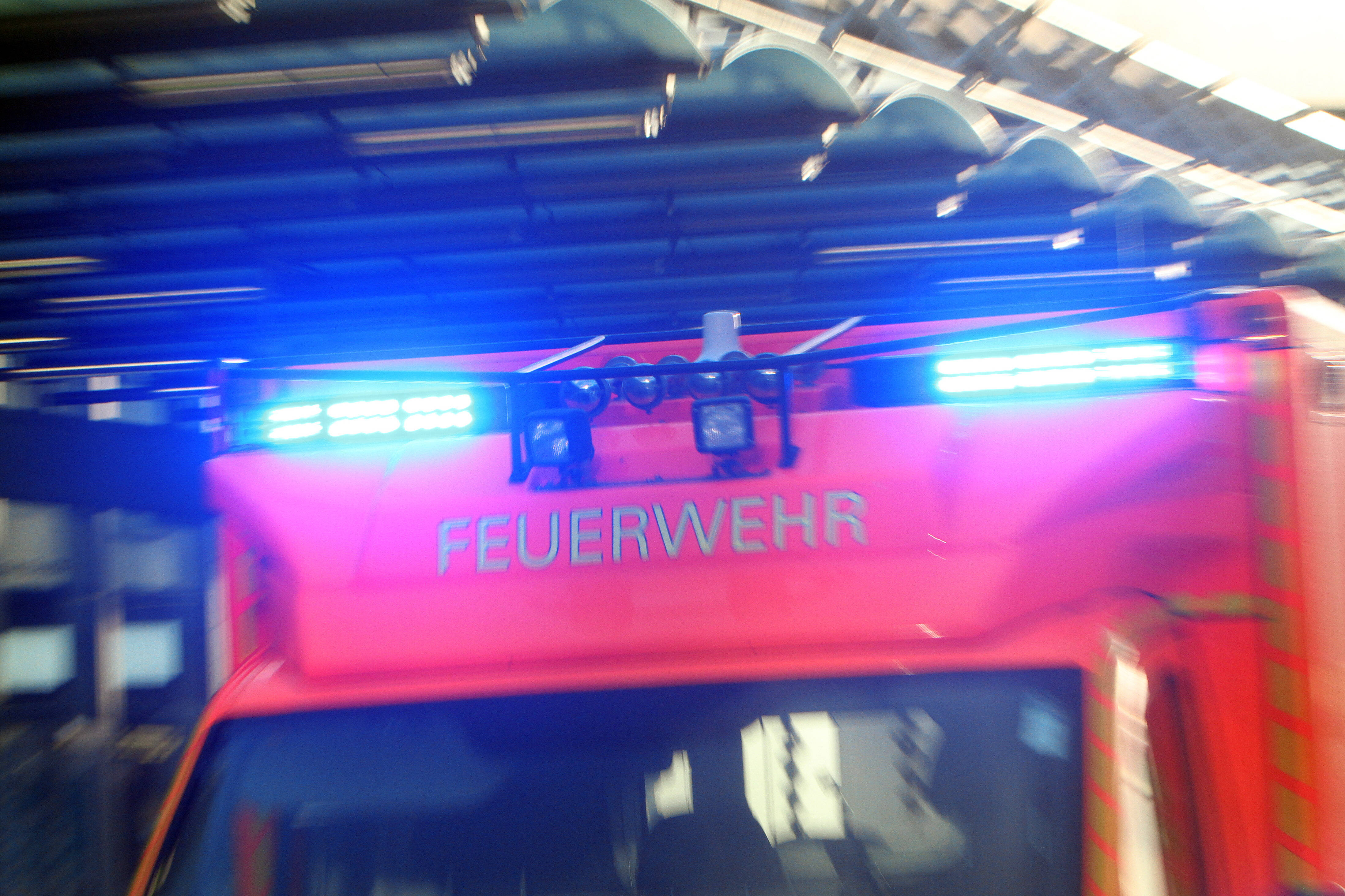 Frontaler Zusammenstoß auf der Landstraße - Rettungskräfte kämpfen vergeblich um das Leben des Unfallopfers