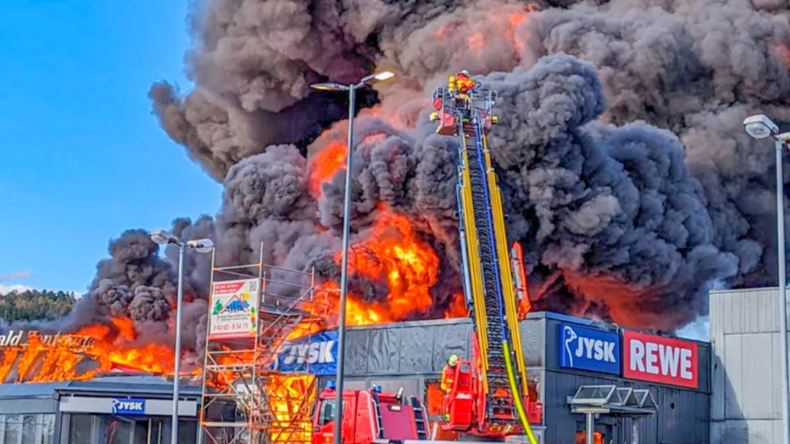 Flammeninferno! Hotel evakuiert - riesige Rauchwolke über Stuttgart, Feuerwehr warnt die Bevölkerung!