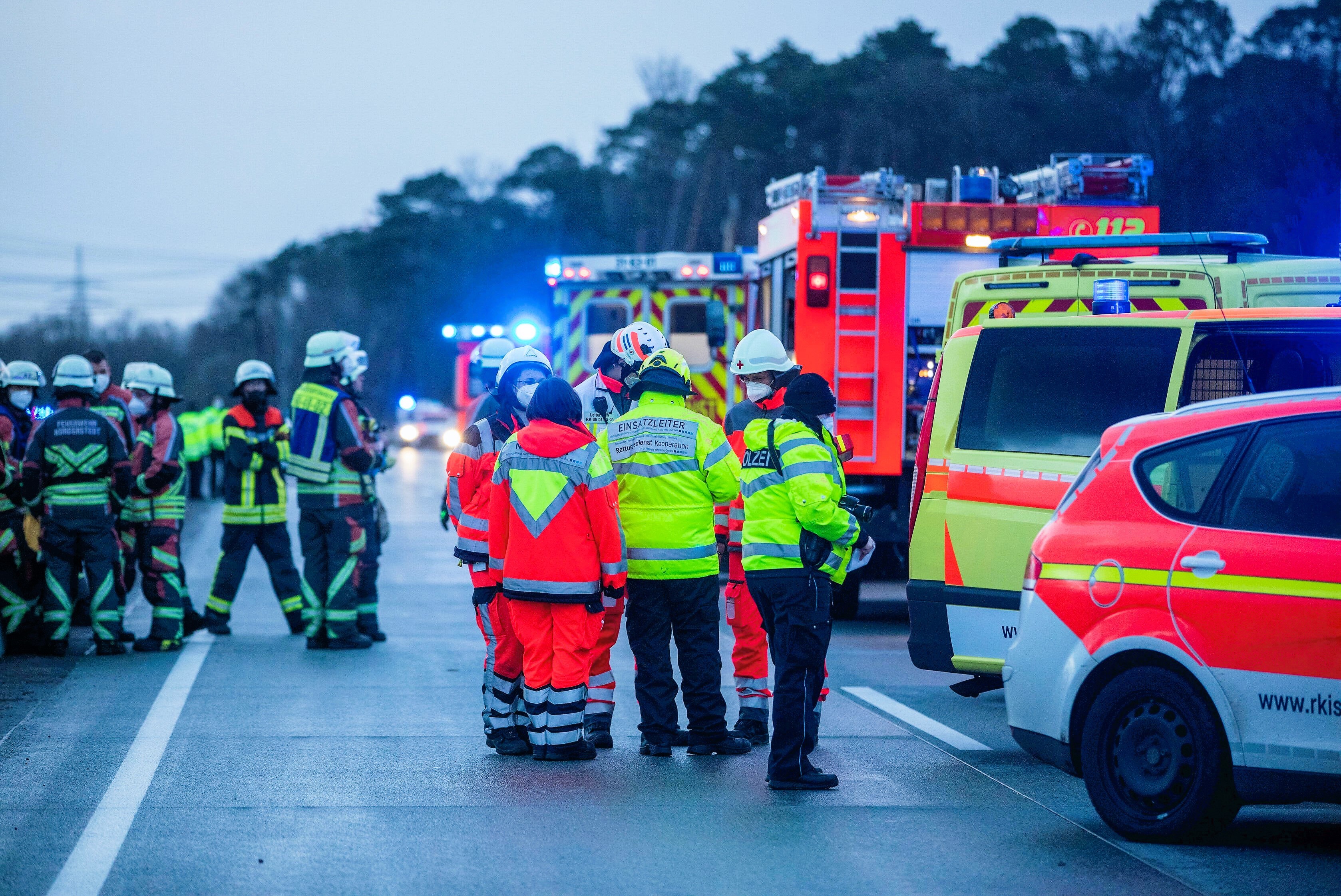 Tragödie auf einer Landstraße - 4 Menschen sterben nach Crash mit einem Baum