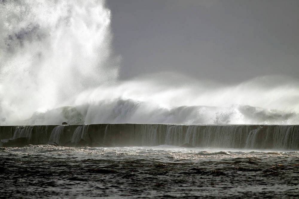 Des vagues géantes emportent plusieurs touristes vers la mer ! Une île espagnole rêve se transforme en cauchemar
